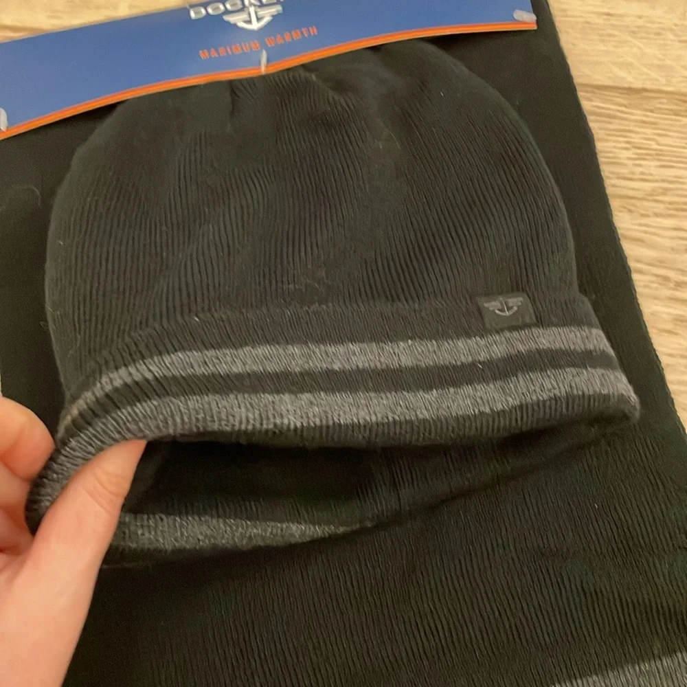 Dockers beanie and scarf